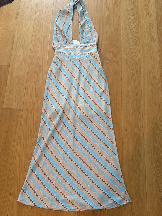 Princess Polly Dresses & Skirts - NWT Princess Polly Halter Maxi Dress Blue Brown Wave Print Size 4